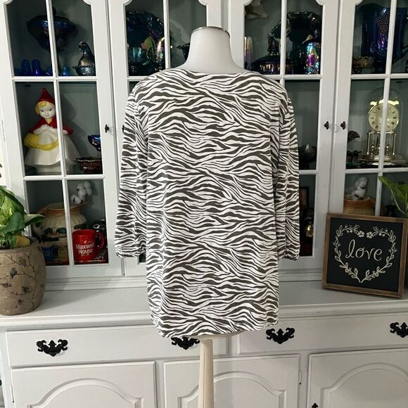 Chico’s  Zebra Print Top  Sz Large - Picture 6 of 8